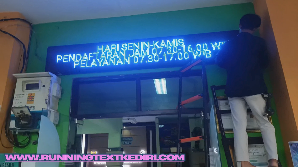<p>&nbsp;Apa itu Running text dan mengapa tetap dibutuhkan? Running text merupakan media tampilan digital berbasis LED yang menampilkan informasi secara bergerak dan berurutan. Berbeda dengan media statis, Running text mampu menyampaikan pesan secara terus menerus tanpa membutuhkan ruang besar. Keunggulannya terletak pada kemampuan menarik perhatian secara visual, bahkan dari jarak tertentu, sehingga informasi yang disampaikan lebih mudah terbaca dan diingat.</p>